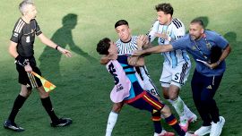 “Spagna-Argentina si deve rigiocare”, la richiesta alla Fifa e c’è chi vuole la squalifica a vita per Messi e compagni