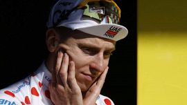 Allarme virus alla UAE, il Tour di Pogacar a rischio: lo sloveno ostenta sicurezza, Evenepoel punzecchia Seixas