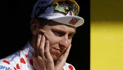 Allarme virus alla UAE, il Tour di Pogacar a rischio: lo sloveno ostenta sicurezza, Evenepoel punzecchia Seixas
