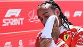 Hamilton quanti errori e la Ferrari non aiuta: mistero penalità comunicata in ritardo, così non si vince il mondiale