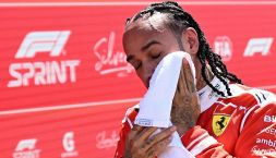 Hamilton quanti errori e la Ferrari non aiuta: mistero penalità comunicata in ritardo, così non si vince il mondiale