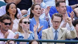 Kate Middleton arriva a Wimbledon in royal blue e il tempo sembra sospeso anche all'All England Lawn Tennis and Croquet Club