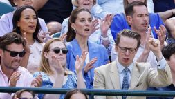 Kate Middleton arriva a Wimbledon in royal blue e il tempo sembra sospeso anche all'All England Lawn Tennis and Croquet Club