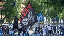 Lazio, tifosi in corteo contro Lotito, in migliaia da Ponte Milvio al Flaminio: c'è anche l'ex falconiere