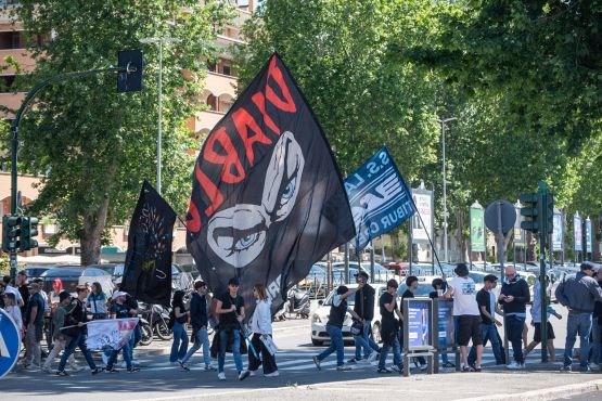 Lazio, tifosi in corteo contro Lotito, in migliaia da Ponte Milvio al Flaminio: c'è anche l'ex falconiere