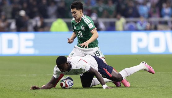 Messico-Inghilterra, moviola: l’arbitro non si accorge di nulla tra pioggia, rossi, rigori e falli, caos all’Azteca