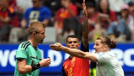 Spagna-Austria, moviola: l’arbitro fischia pochissimo ma quando lo fa sbaglia, paga Cucurella, De La Fuente s’arrabbia
