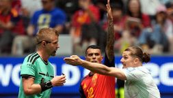 Spagna-Austria, moviola: l’arbitro fischia pochissimo ma quando lo fa sbaglia, paga Cucurella, De La Fuente s’arrabbia
