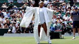 Naomi Osaka interpreta il bianco di Wimbledon con la forza e il vigore del kimono, prezioso e incantevole