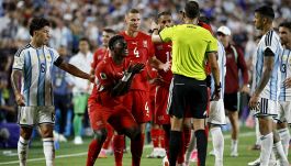 Argentina-Svizzera, moviola: la nuova regola condanna gli elvetici, il rosso a Embolo, cosa ha fatto Lautaro, manca un rigore
