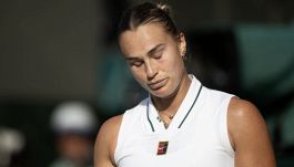 Ubriacarsi e dimenticare tennis e n° 1: la ricetta di Aryna Sabalenka dopo il ko a Wimbledon con Naomi Osaka