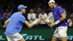 Sinner si allena a Montecarlo con Vacherot e incrocia pure Berrettini: abbracci e sorrisi tra italiani
