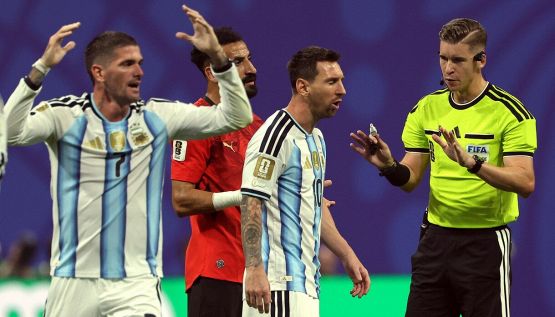 Argentina-Egitto, moviola: il Var salva Messi, rigore sbagliato, gol annullato, rimonta batticuore, africani furiosi