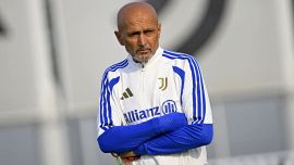 Juventus, Spalletti, il tatuaggio coperto e il suggerimento dei tifosi: “Scappa, è la rosa peggiore di sempre”