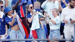 Victoria Triay super mamma e compagna di Lucas Hernandez non si trattiene in tribuna dopo il trionfo di Francia-Marocco