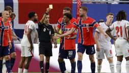 Norvegia-Inghilterra, moviola: arbitro in tilt, maxisvista, gol dubbi, due reti annullate, rigore revocato, deve intervenire la Fifa