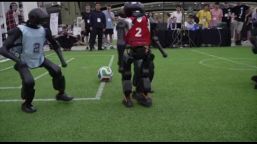 Calciatori robot umanoidi si sfidano nella RoboCup in Corea del Sud