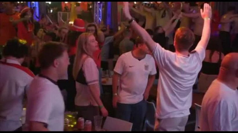 Manchester, la festa dei tifosi inglesi dopo la vittoria sul Messico
