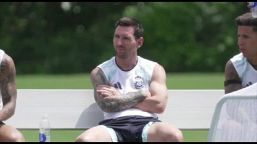 L'Argentina si prepara per la finale, Messi rilassato a bordo campo