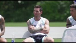 L'Argentina si prepara per la finale, Messi rilassato a bordo campo
