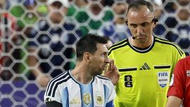 Argentina: cosa ha urlato Messi all’arbitro, il taglio all’occhio, l’ammissione di Lautaro