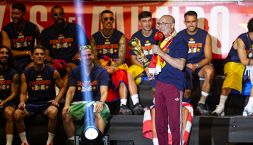 Spagna in festa: Yamal prende in giro Paredes, De La Fuente canta Julio Iglesias, sfottò agli argentini