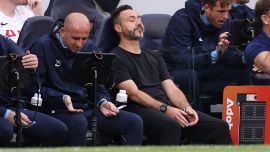 Nuovo disastro per De Zerbi e Tonali, Tottenham travolto dal Newcastle: fischi al tecnico, cori contro Sandro
