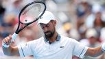 Cincinnati, Djokovic vomita, finisce in ginocchio e perde: giallo sulle condizioni di Nole. Cobolli più forte dei fulmini