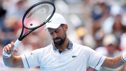 Cincinnati, Djokovic vomita, finisce in ginocchio e perde: giallo sulle condizioni di Nole. Cobolli più forte dei fulmini