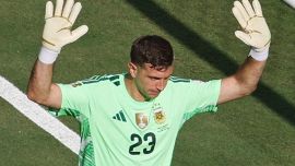 Calciomercato: Dibu Martinez dice sì alla Juventus, il Milan sorpassa la Roma per Mora, il Napoli chiude per Badiashile