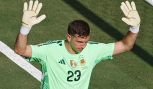 Calciomercato: Dibu Martinez dice sì alla Juventus, il Milan sorpassa la Roma per Mora, il Napoli chiude per Badiashile