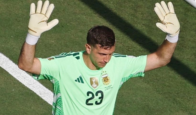 Calciomercato: Dibu Martinez dice sì alla Juventus, il Milan sorpassa la Roma per Mora, il Napoli chiude per Badiashile