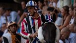 Palio di Siena, Tittia toglie la cuffia al Nicchio ma viene travolto perde i sensi: che paura dopo la vittoria