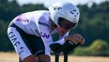“Intimidatorio e fuori luogo”, al Tour de France femminile scoppia lo scandalo: un uomo controlla i reggiseni delle atlete