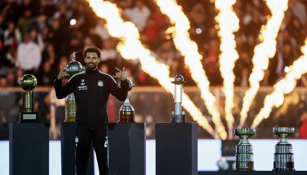 Vozinha, 30mila alla presentazione al Colo-Colo tra luci e paracadutisti