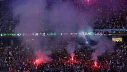 Trabzonspor, delirio per Salah: tifosi impazziti e lui firma il contratto allo stadio
