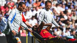 Roma, Bah che sfortuna: dopo 27' col Cardiff esce in barella in lacrime, Dybala rigore da schiaffi, i giallorossi prendono 3 gol in 45'