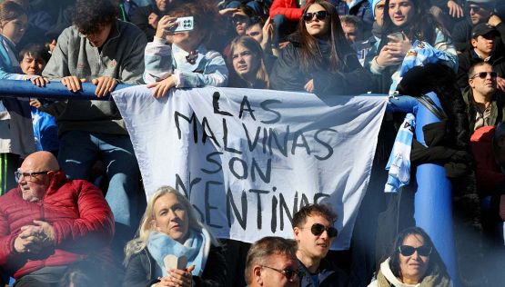 “Las Malvinas sono argentinas”, lo striscione compare anche nel rugby: dopo Messi e compagni ormai è un caso