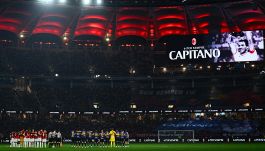 Milan-Inter, da brividi l'omaggio a Baresi prima della gara: la maglia del capitano a centrocampo