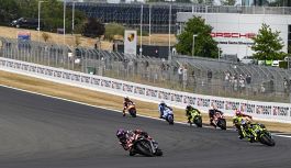MotoGP, Silverstone, Gara Sprint: volano le Aprilia, tripletta sul podio. Le Ducati crollano