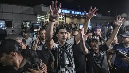 Per Vlahovic al Besiktas accoglienza da star tra cori, fumogeni e bandiere: le parole per Italiano e i perchè della scelta