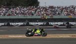 MotoGP, GP di Gran Bretagna: a Silverstone trionfa Fernandez, podio tutto Aprilia. Bezzecchi stremato ed eroico