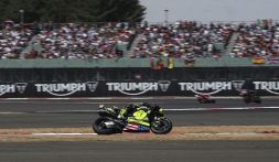MotoGP, GP di Gran Bretagna: a Silverstone trionfa Fernandez, podio tutto Aprilia. Bezzecchi stremato ed eroico