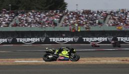 MotoGP, GP di Gran Bretagna: a Silverstone trionfa Fernandez, podio tutto Aprilia. Bezzecchi stremato ed eroico