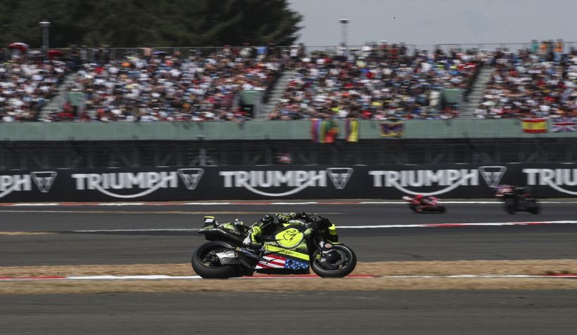 MotoGP, GP di Gran Bretagna: a Silverstone trionfa Fernandez, podio tutto Aprilia. Bezzecchi stremato ed eroico