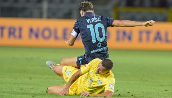 Torino-Carrarese, moviola: cosa ha visto l’arbitro sul rigore negato e sul doppio giallo, Simeone due volte decisivo, Cesari incredulo