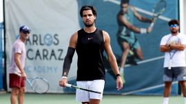 Alcaraz come Sinner, allenamento col braccio fasciato per salvare lo US Open: resta viva l’ipotesi Winston Salem