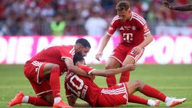 Bayern, che paura per Musiala: sviene in campo per il caldo, Saibari lo soccorre in tempo: ko anche Kim e Laimer