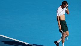 Cincinnati, Medvedev è una furia: spreca tre match point contro Nakashima, spacca i led e vandalizza il campo. Daniil in crisi