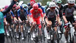 Vuelta, la grandine obbliga i corridori a fermarsi (Pogacar per primo): tappa annullata, c'era Fortunato in fuga